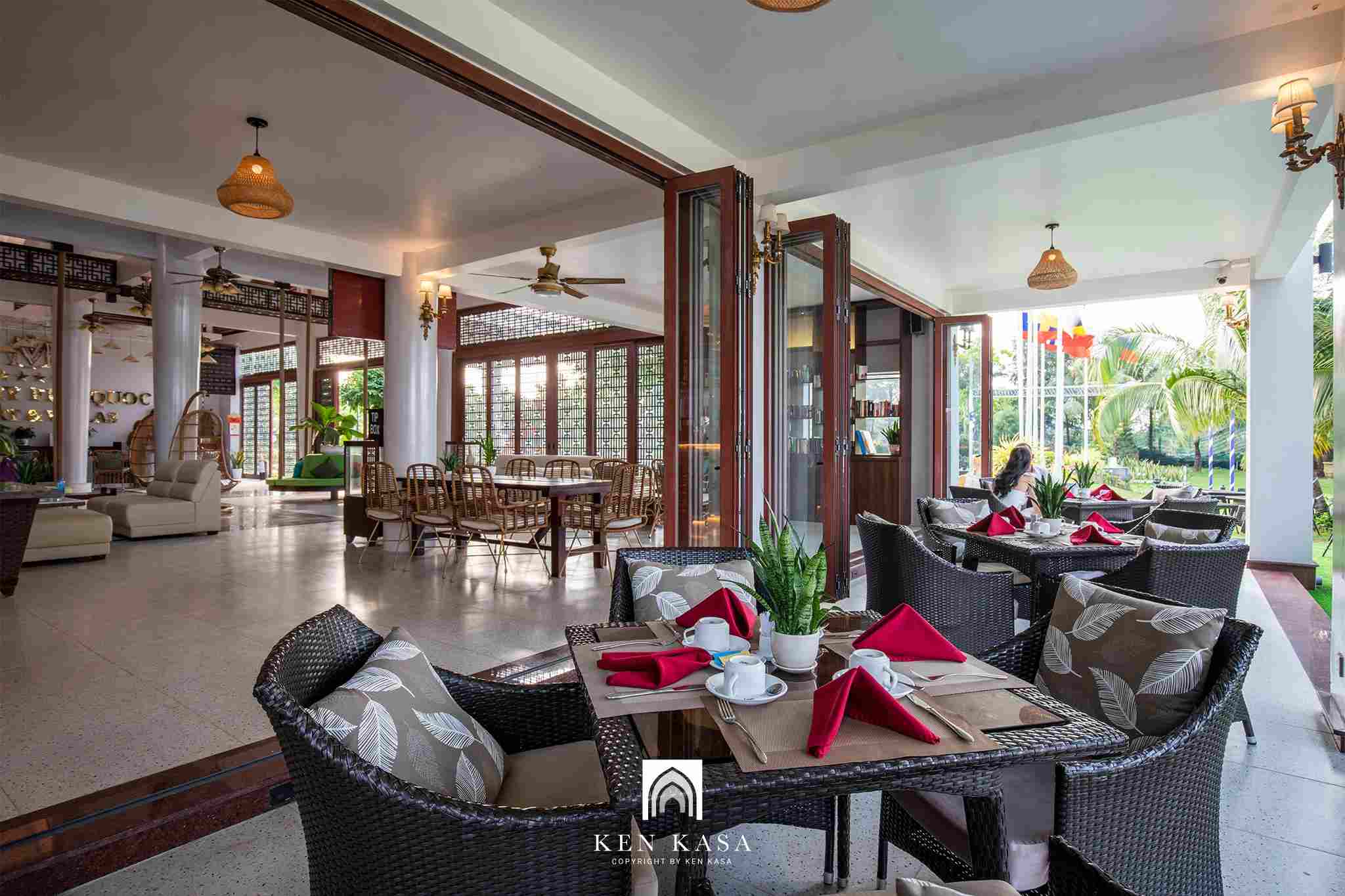 Bar Dolphin tại Mercury Ph&uacute; Quốc Resort & Villas